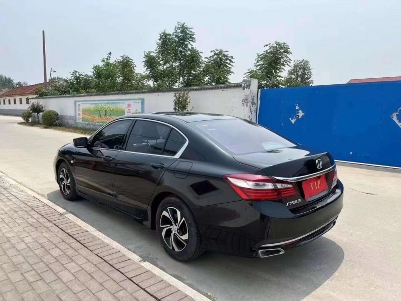 青岛17年本田雅阁4