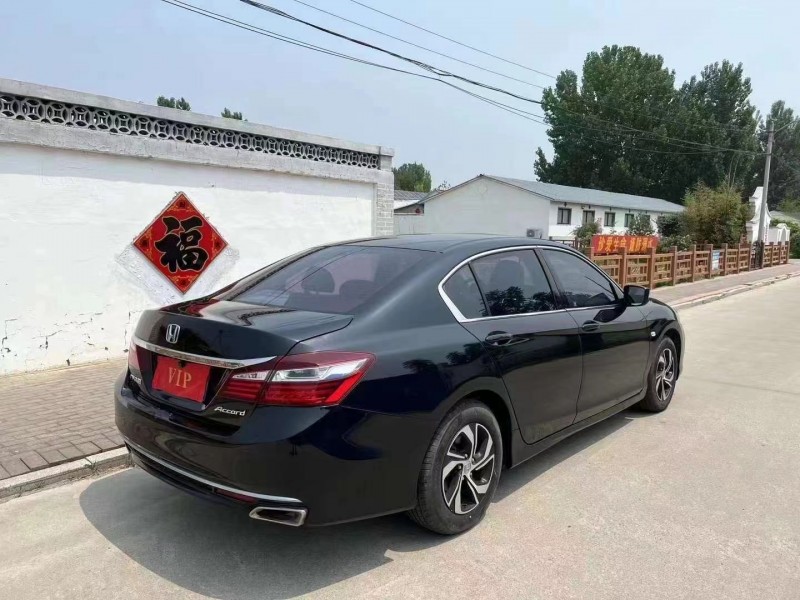 青岛17年本田雅阁5