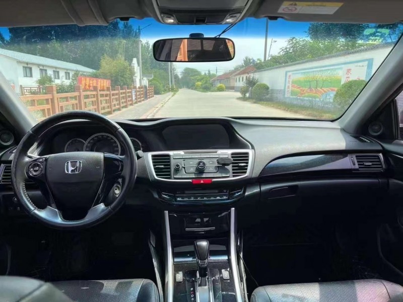 青岛17年本田雅阁8