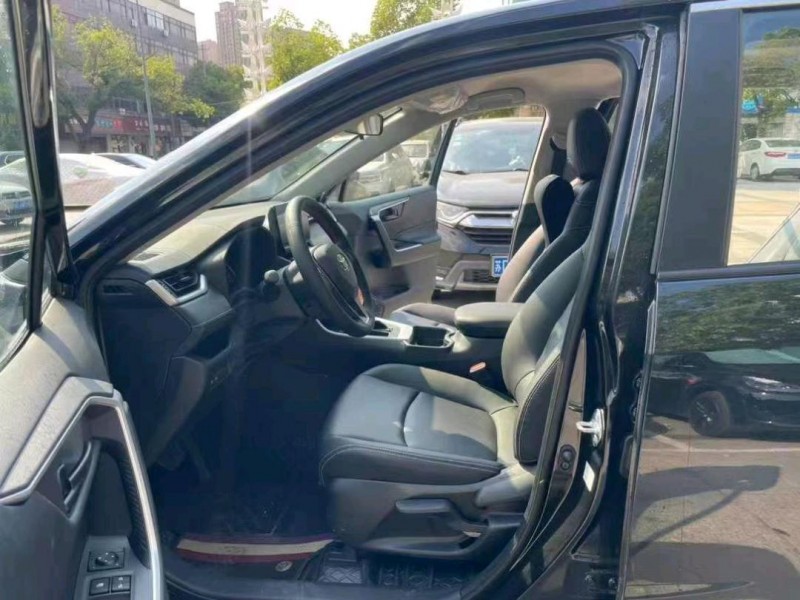苏州23年丰田RAV4荣放8
