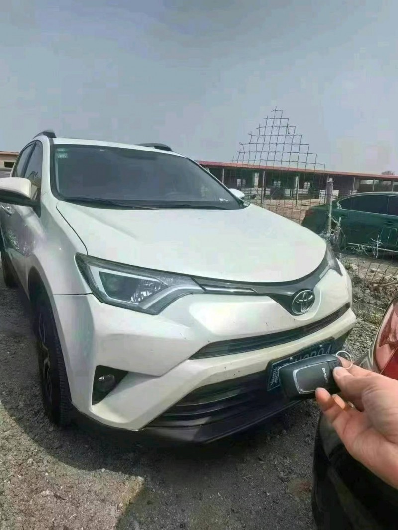天津17年豐田RAV4榮放1