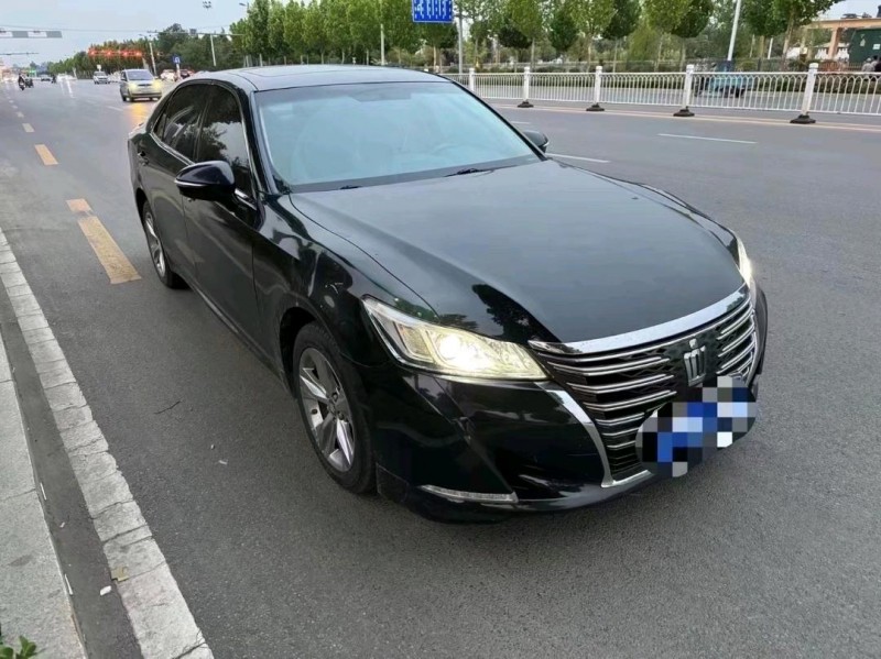 东营16年丰田皇冠2