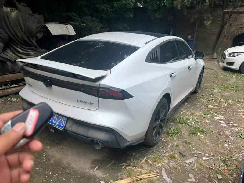 咸陽22年長安汽車UNI-V6