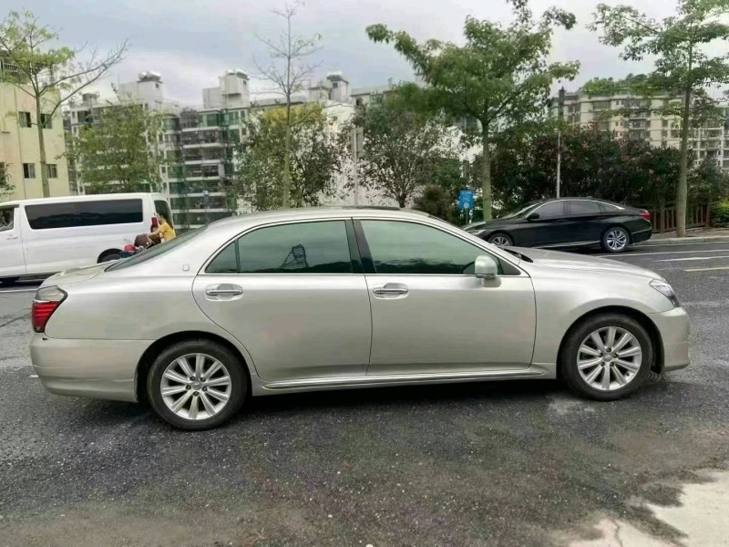 广州10年丰田皇冠9