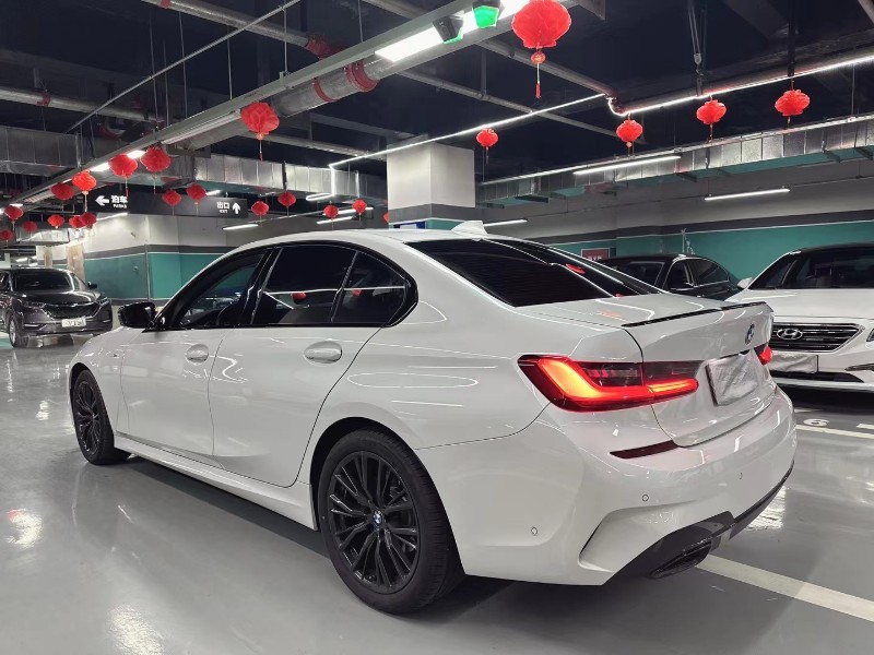 成都21年宝马3系8