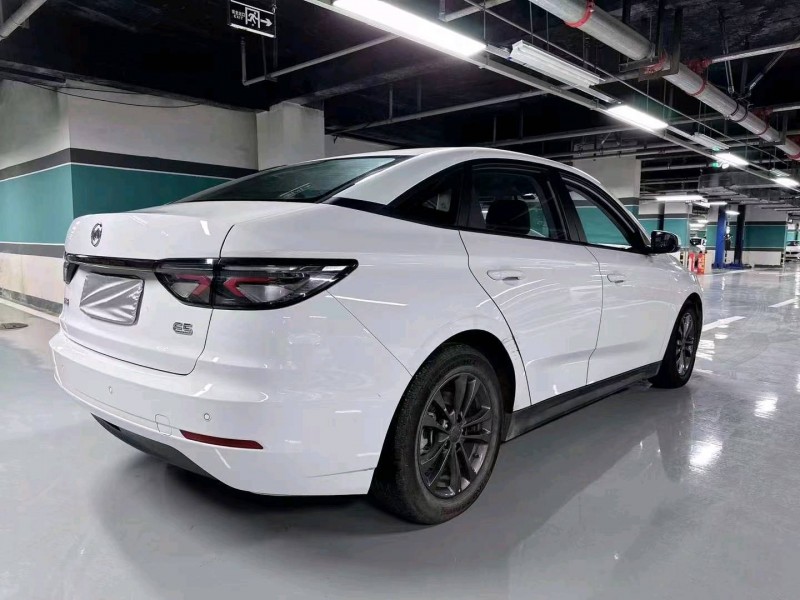 成都21年威马汽车E57