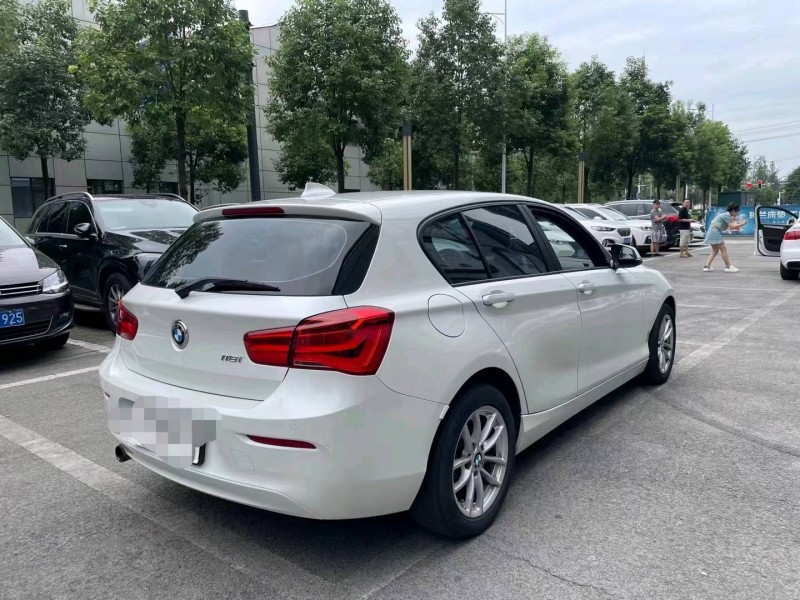 成都17年宝马1系7