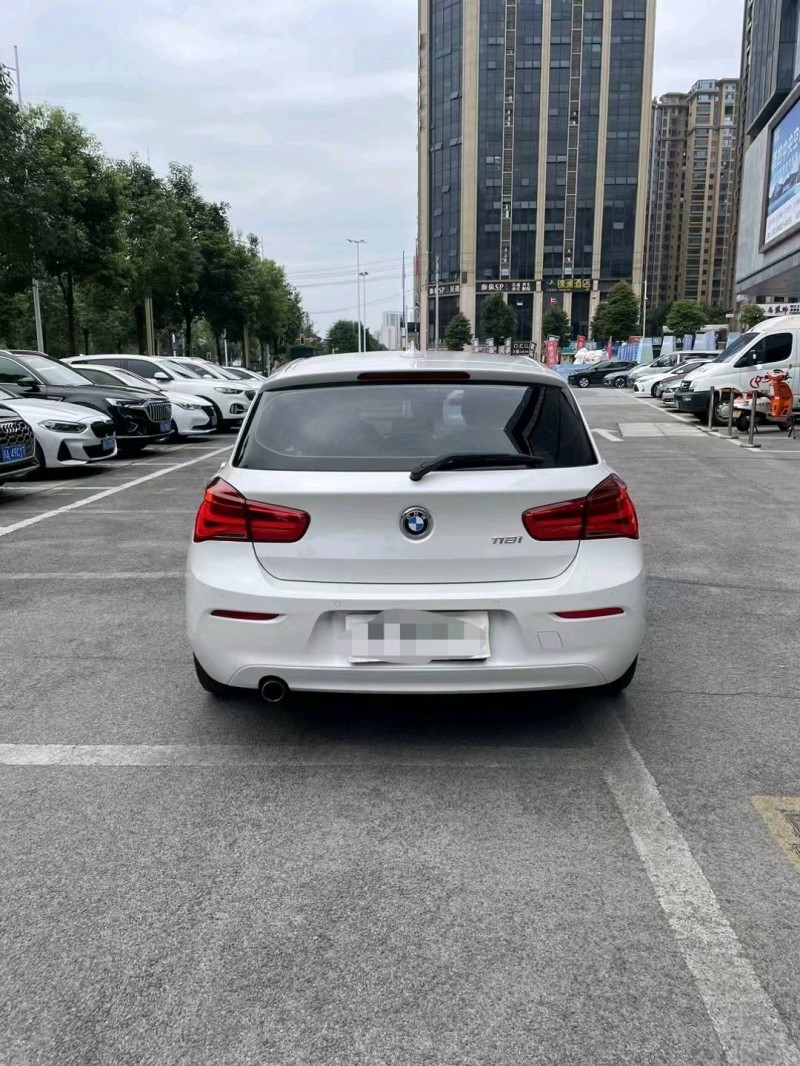 成都17年宝马1系8