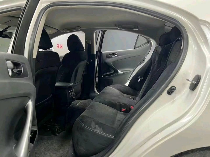 成都12年雷克萨斯IS6