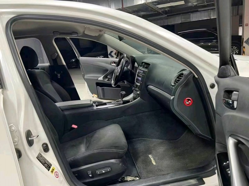 成都12年雷克萨斯IS7