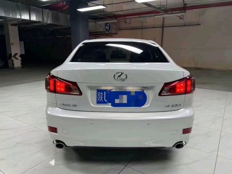 成都12年雷克萨斯IS8