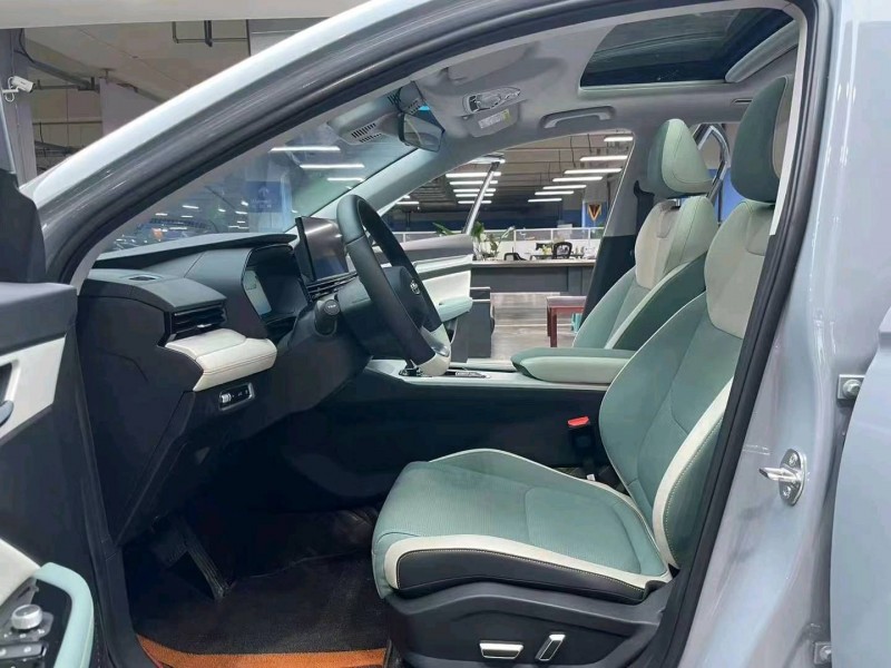 成都23年吉利帝豪5