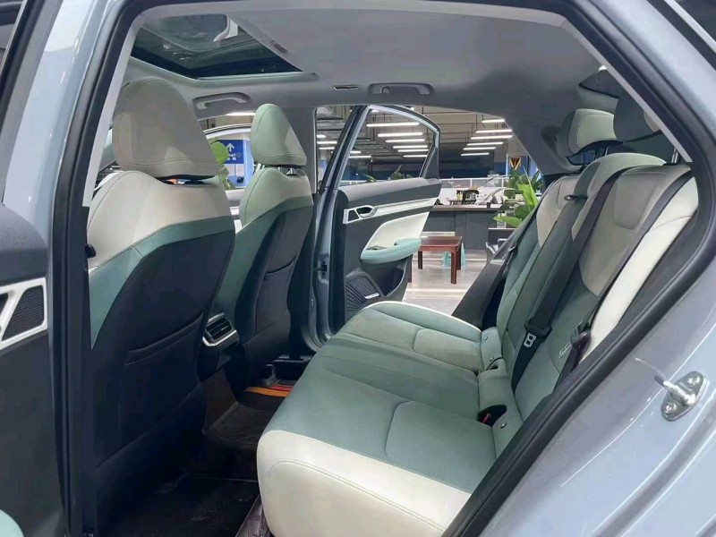 成都23年吉利帝豪6