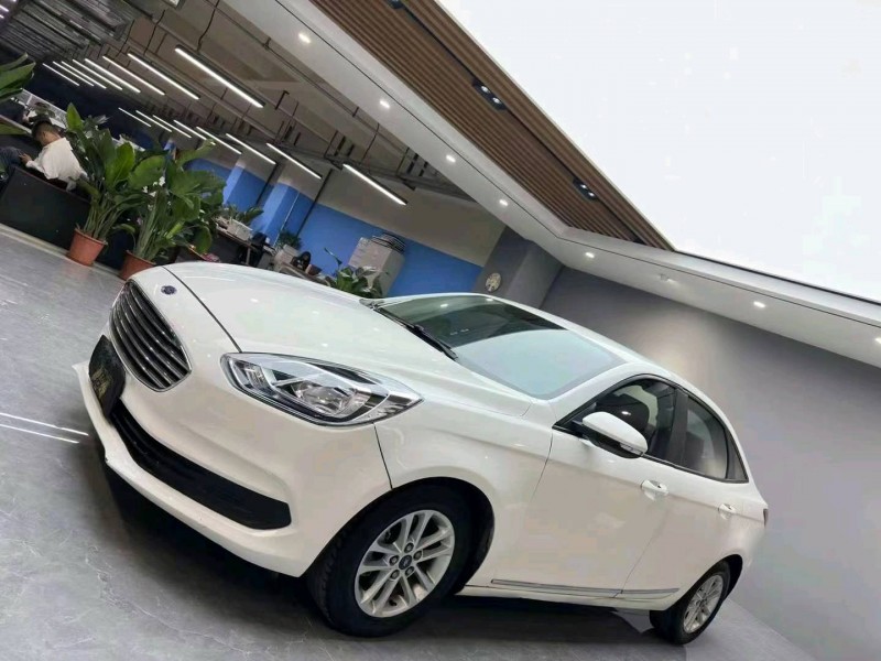 成都19年福特福睿斯2