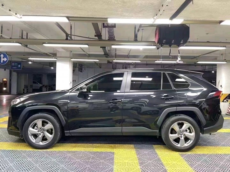 成都22年丰田RAV43