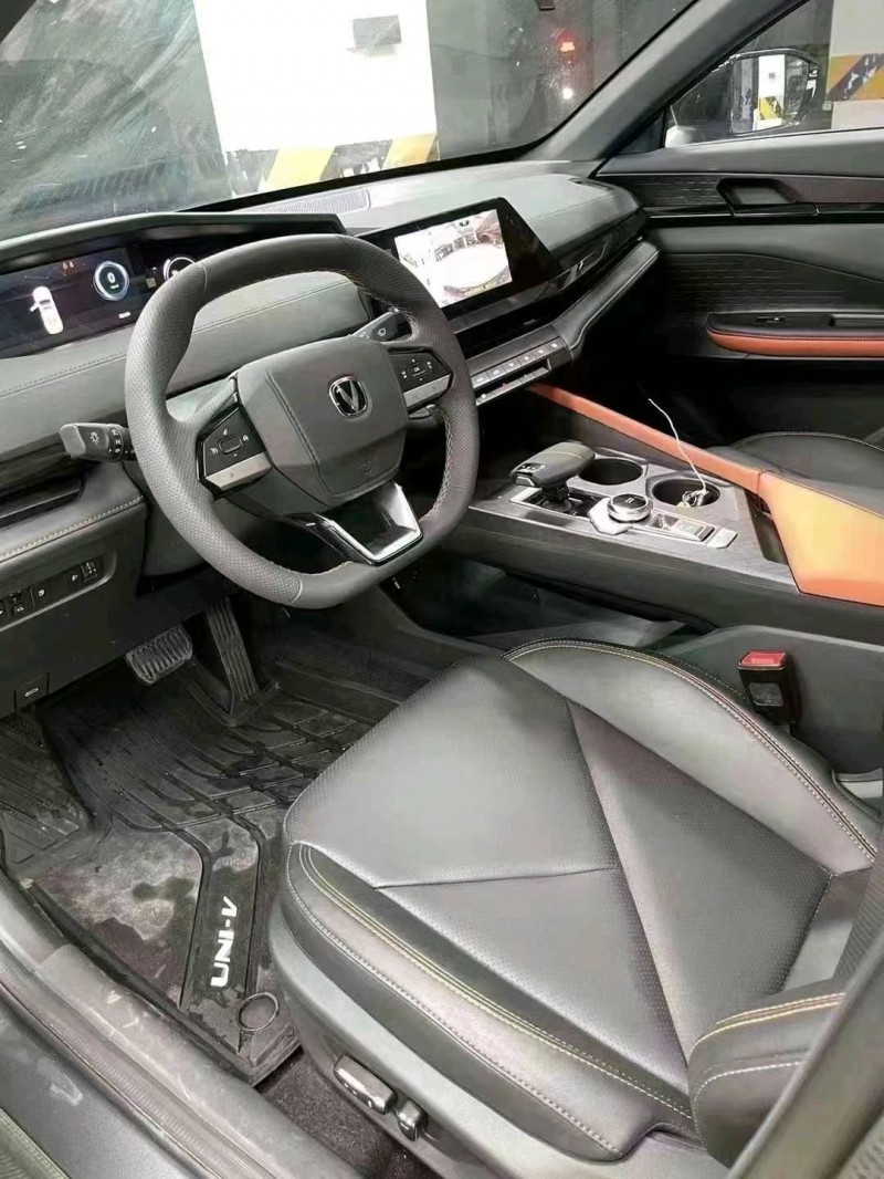 成都23年长安汽车UNI-V6