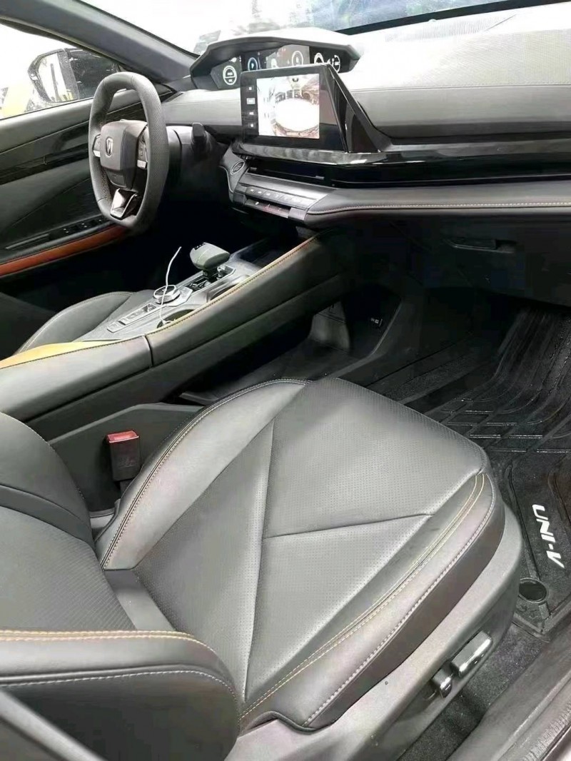 成都23年长安汽车UNI-V8