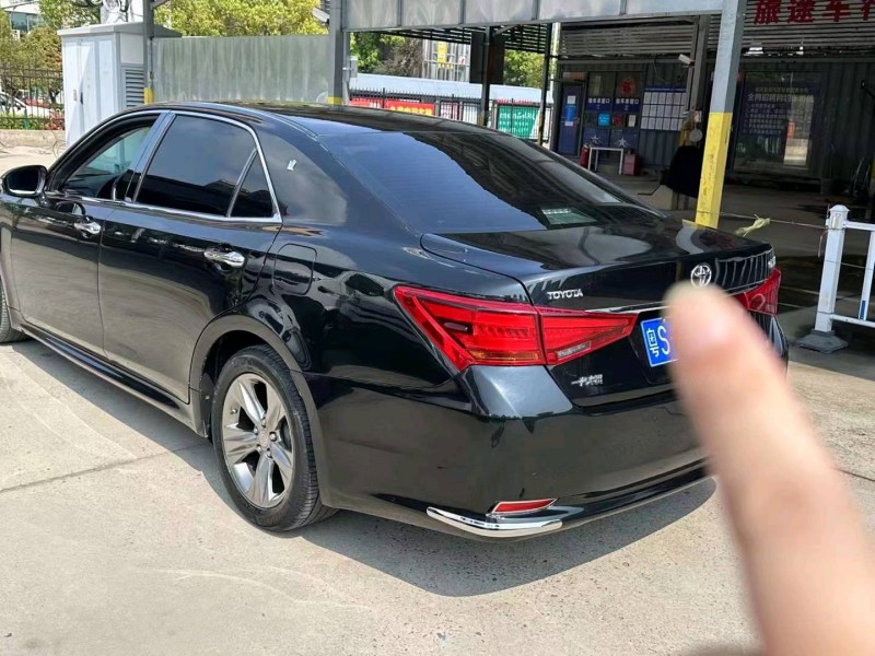 武汉17年丰田皇冠3