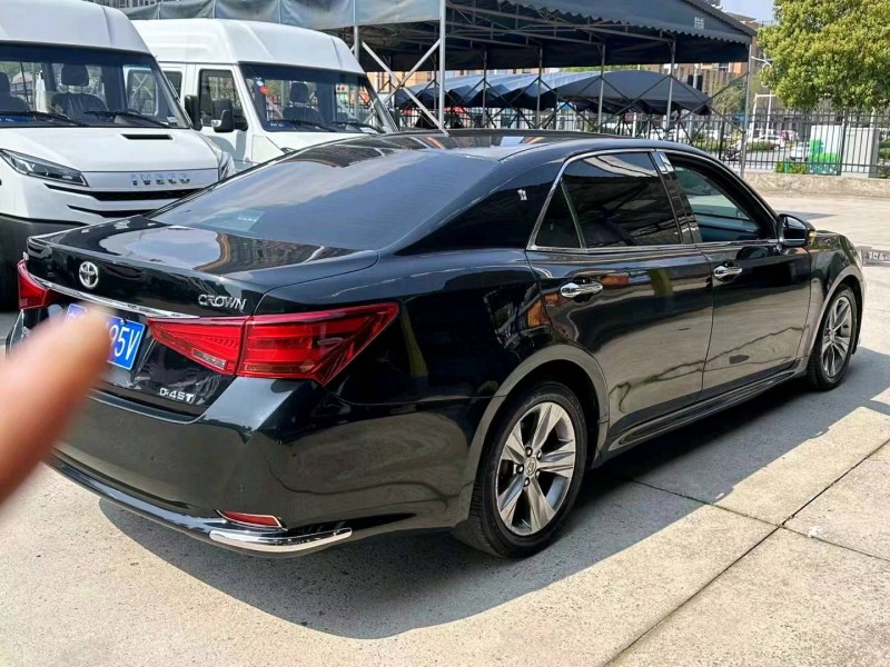 武汉17年丰田皇冠4