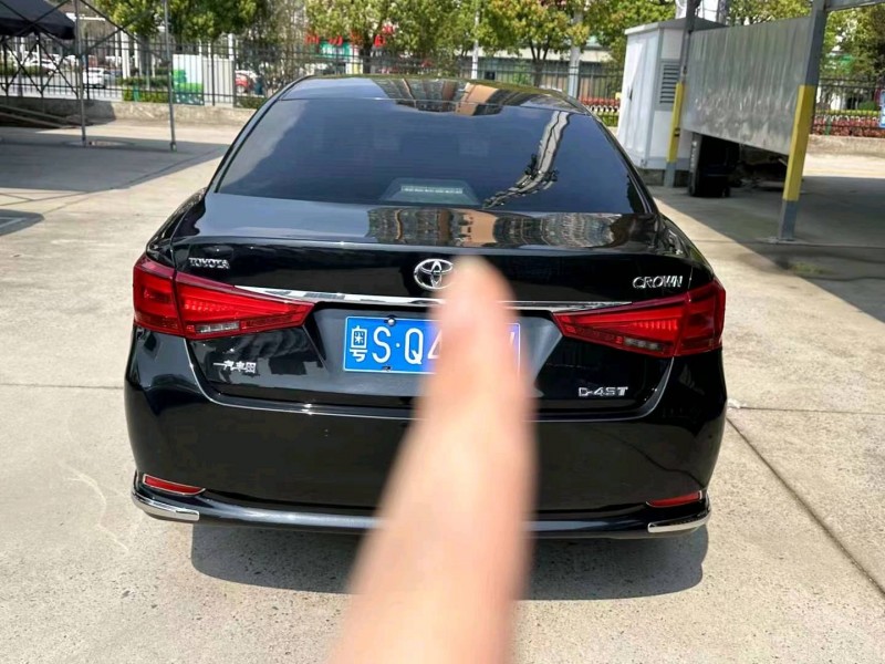 武汉17年丰田皇冠5