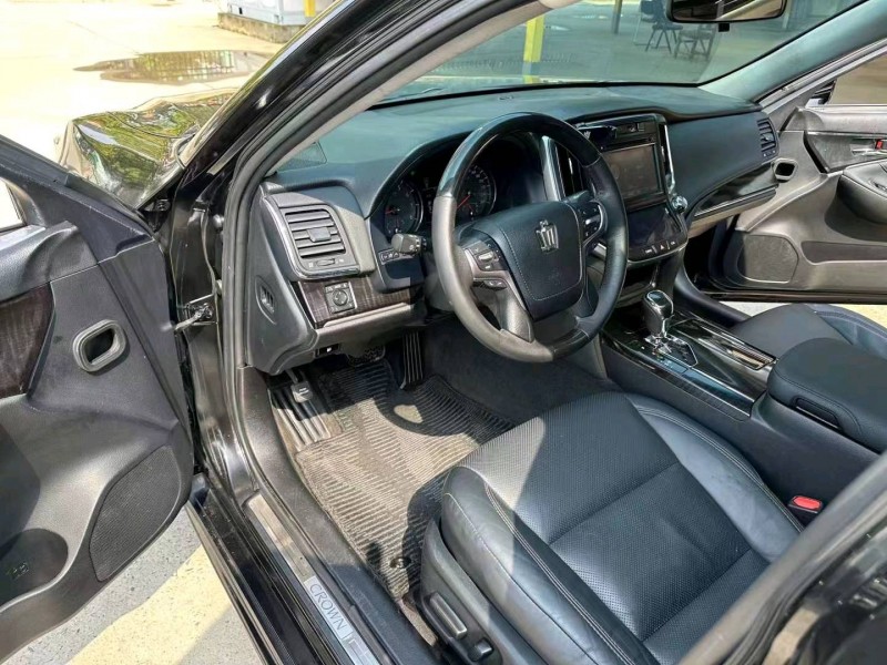 武汉17年丰田皇冠6