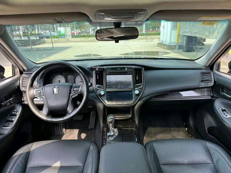 武汉17年丰田皇冠8