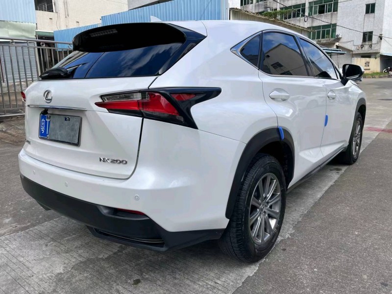 中山15年雷克萨斯NX4