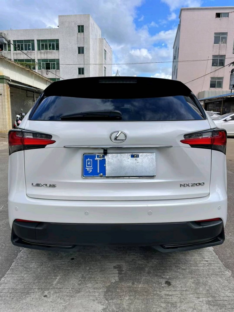 中山15年雷克萨斯NX8