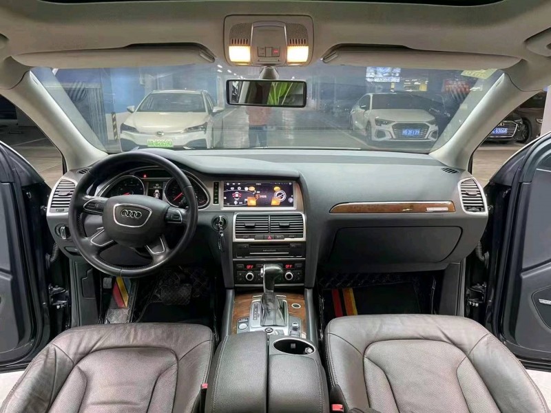 成都15年奥迪Q78