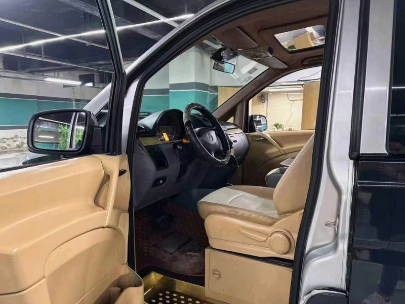 成都13年奔驰威霆8