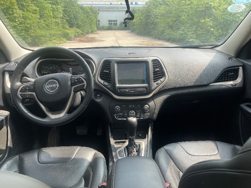 平頂山18年Jeep自由光4