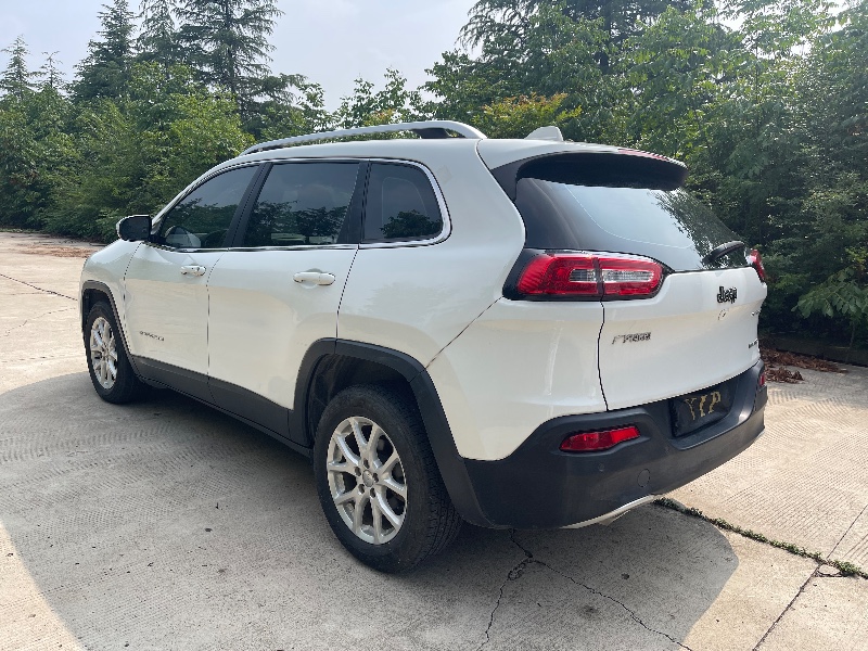 平頂山18年Jeep自由光8
