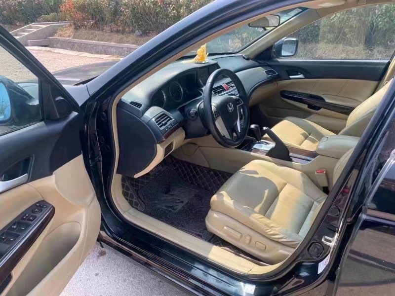 青岛13年本田雅阁8