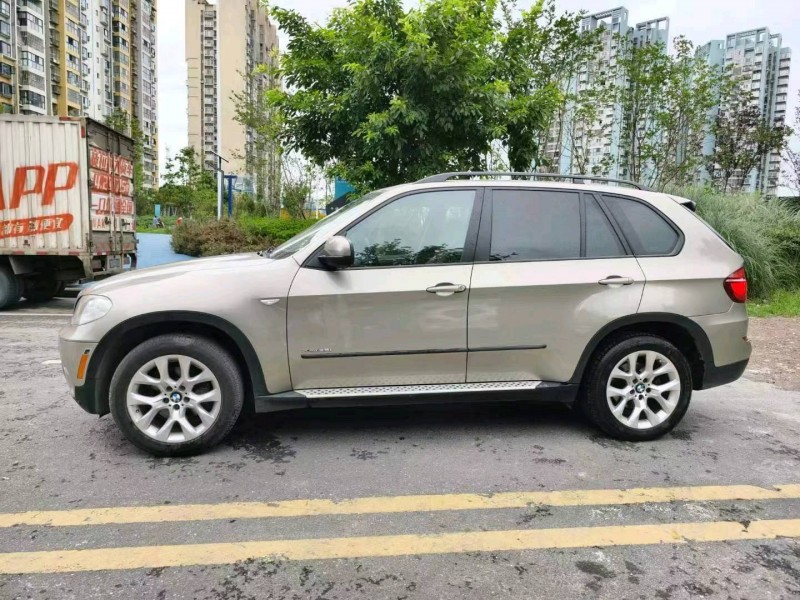 成都12年宝马X57