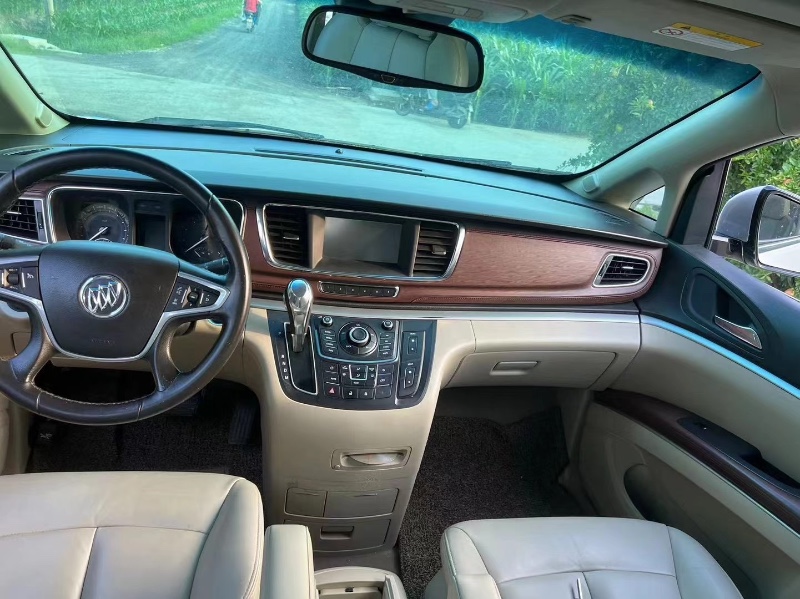 济宁17年别克GL84