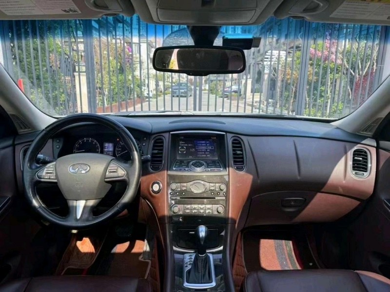 青島17年英菲尼迪QX506