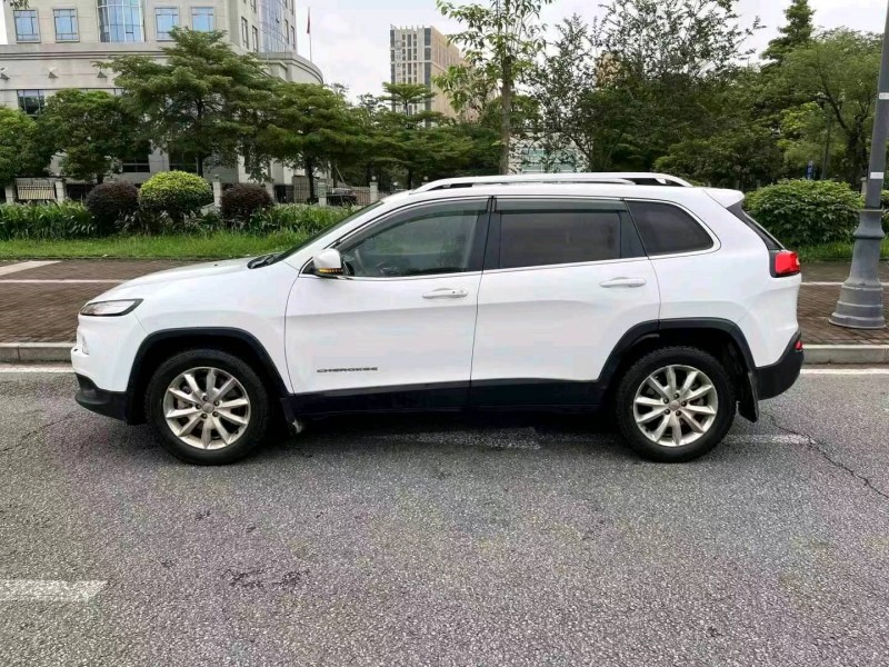 东莞17年Jeep自由光3