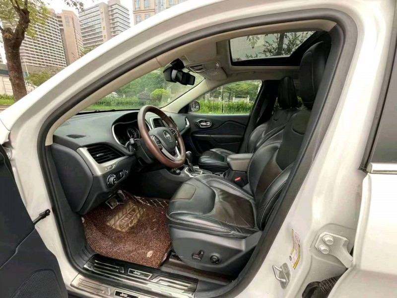 东莞17年Jeep自由光5