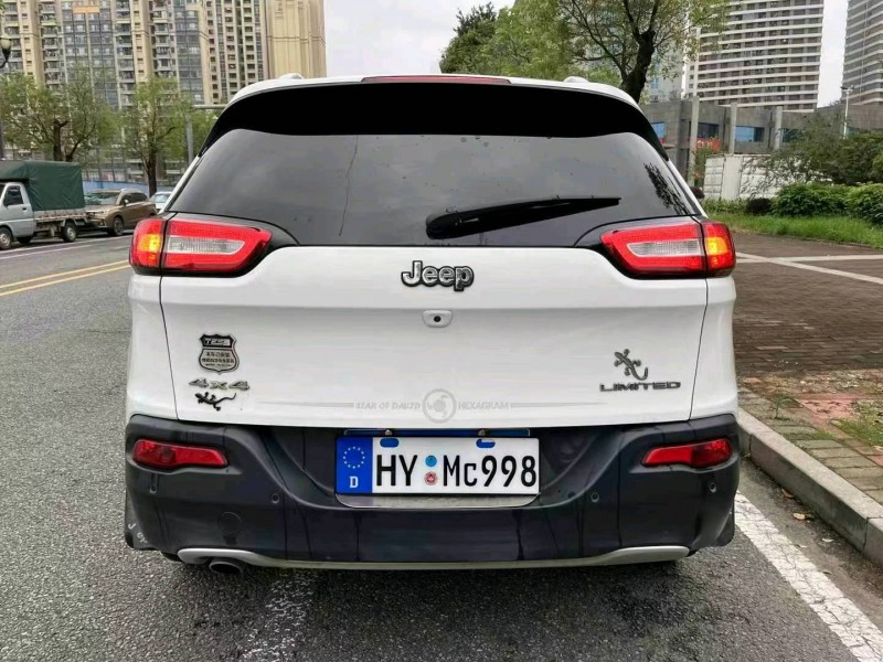 东莞17年Jeep自由光9