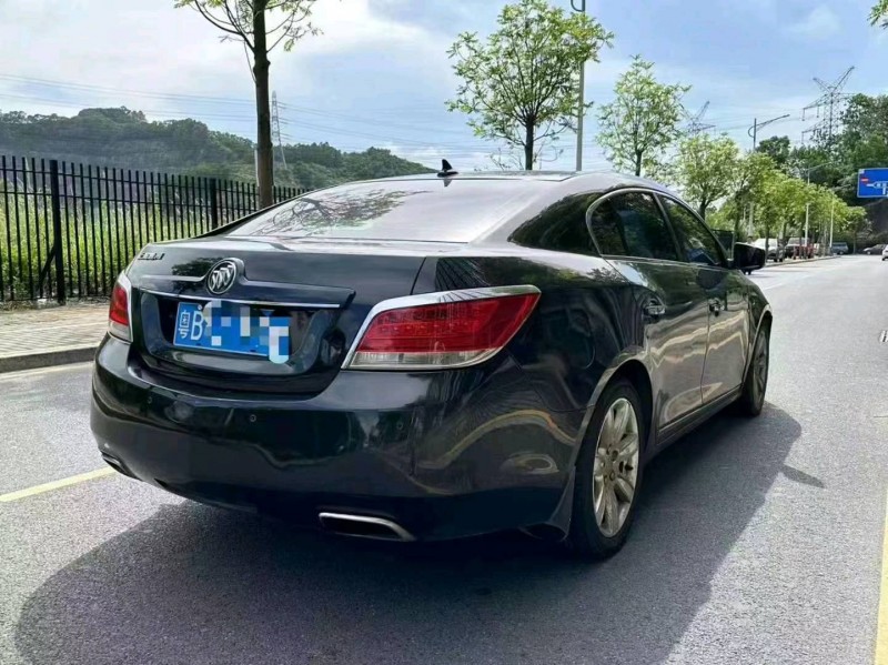 深圳10年别克君越7