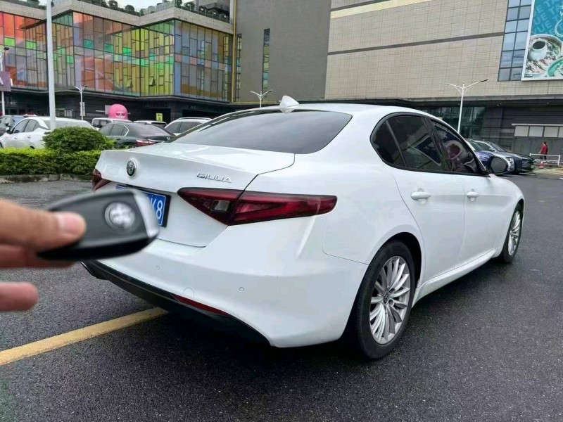 广州19年阿尔法·罗密欧Giulia8