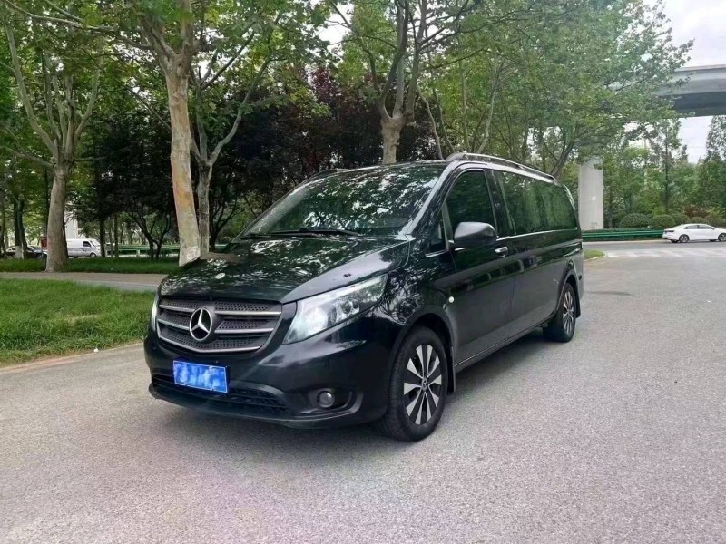 济南18年奔驰威霆8