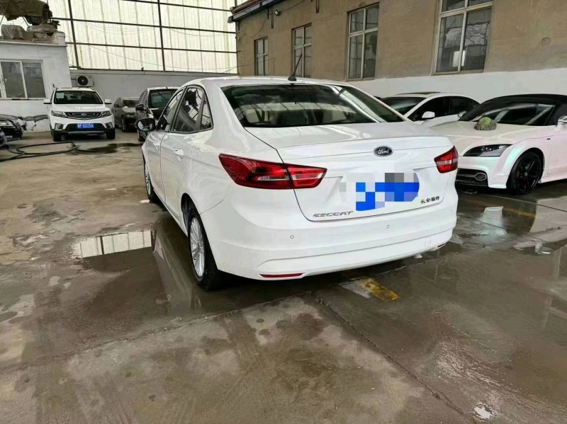 保定18年福特福睿斯9