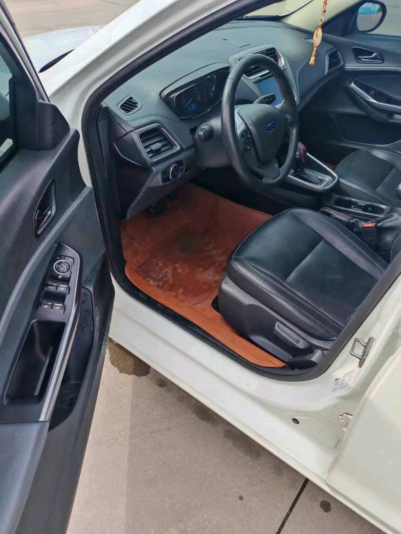 保定16年福特福睿斯6