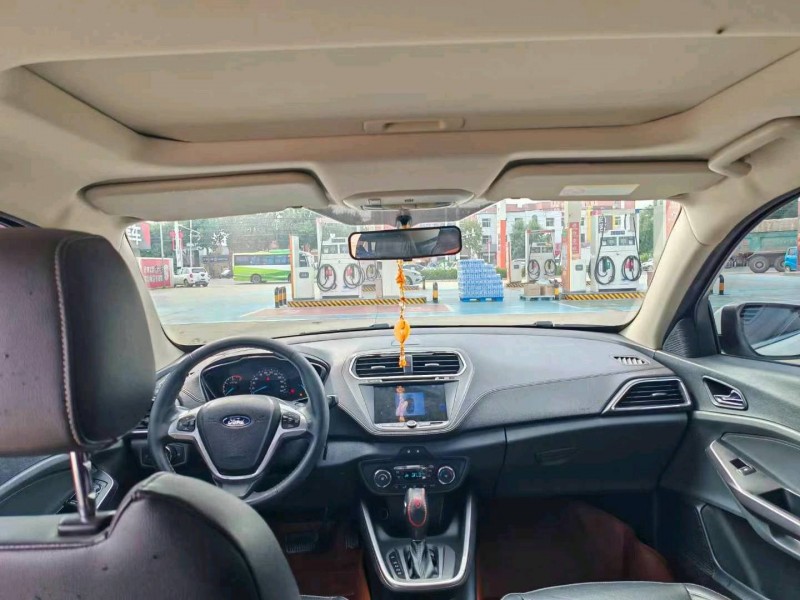 保定16年福特福睿斯8