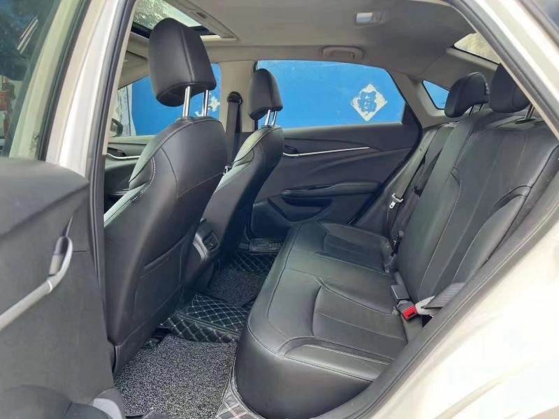 青岛19年别克英朗8