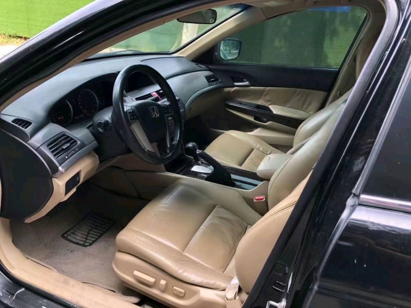 青岛10年本田雅阁4