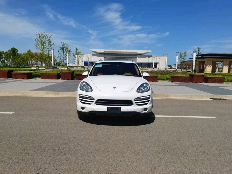 青岛13年保时捷卡宴1