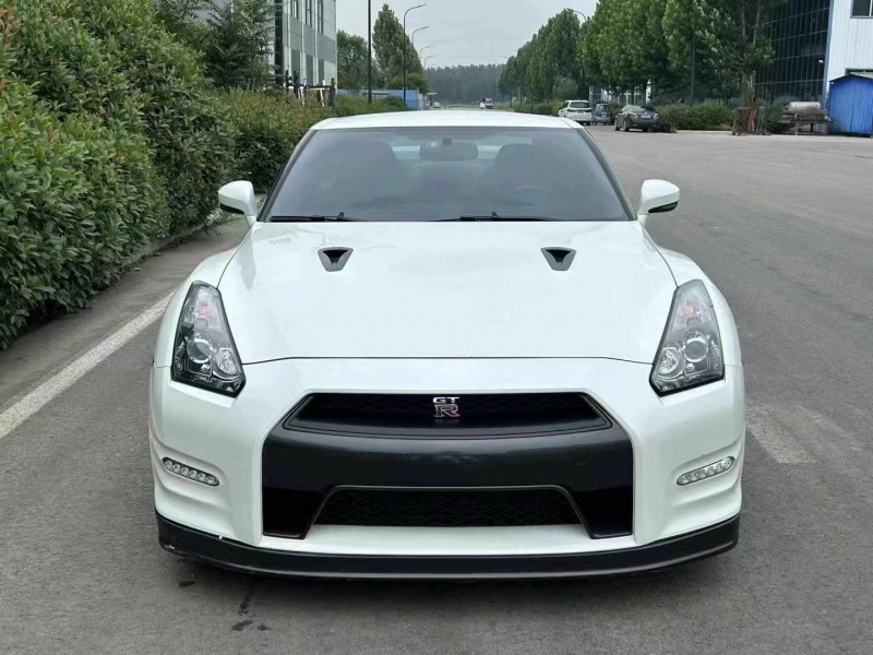 济宁14年日产GT-R1