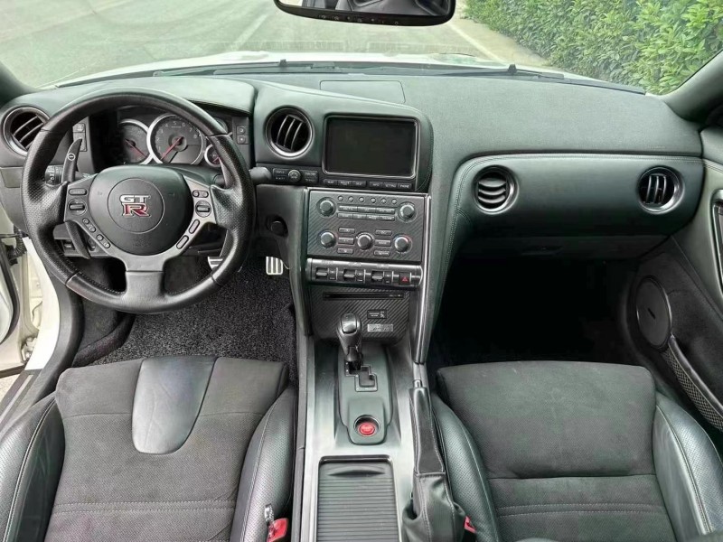济宁14年日产GT-R8